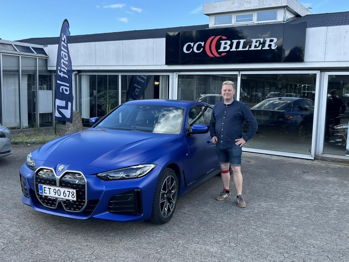 Tilfreds kunde med ny blå BMW i4 hos CC Biler i Middelfart