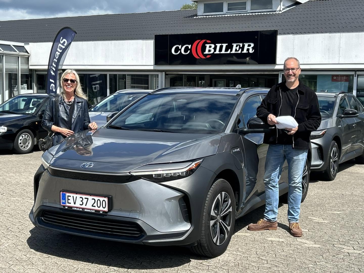 Glade kunder med ny Toyota bZ4X elbil hos CC Biler i Middelfart