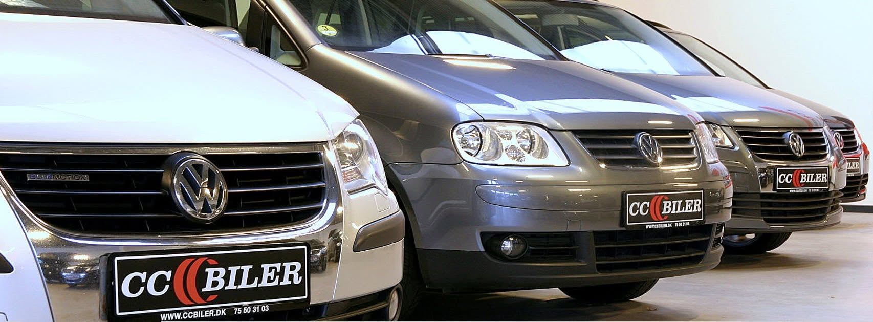 Række af brugte Volkswagen-biler i CC Bilers showroom